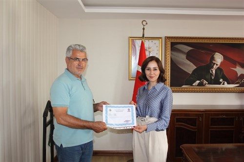 Kaymakamımız Sn Ruveyda KAHRAMAN ŞIKTAŞ müdürlerimizi başarı belgesi ile taltif etti.