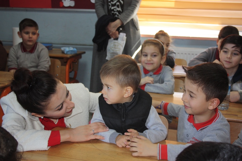 Kaymakamımız ilçemiz Atatürk Ortaokulu’nda düzenlenen karne dağıtım programına katılarak çocuklarımızın karne sevincine ortak oldu.